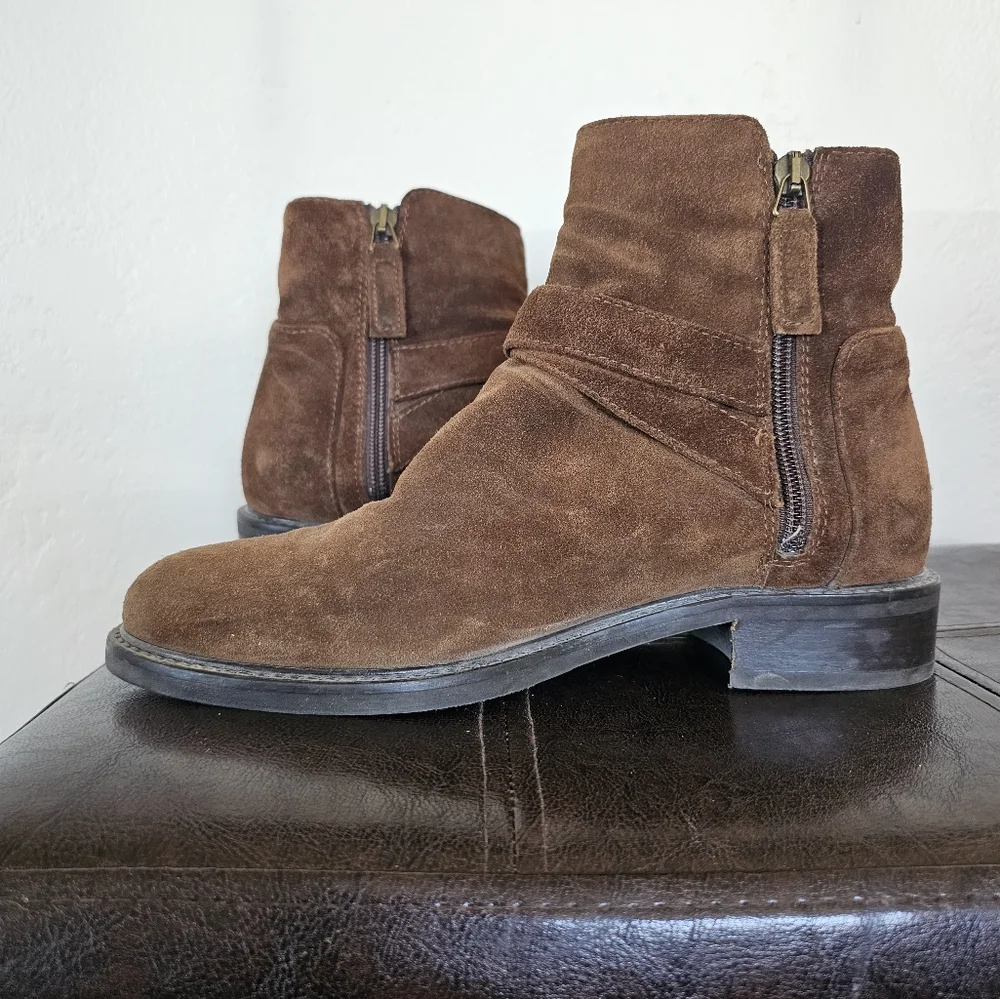 Aquatalia‎ Brown Suede Ankle Buckle Accent Old Money Quiet Luxury Boots Sz 7
